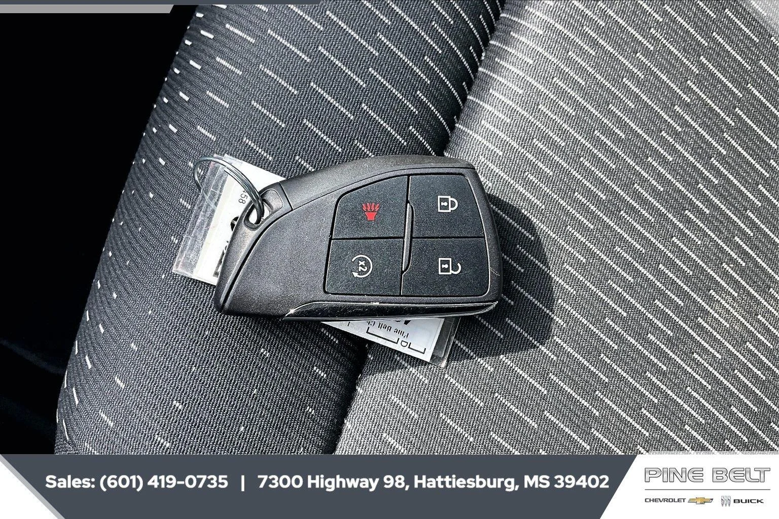 Used 2025 Summit White Chevrolet FWD LT image 9