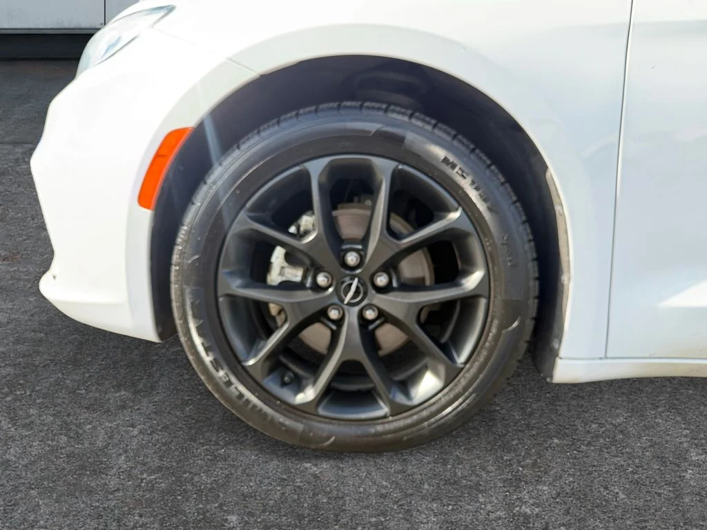 Used 2025 Bright White Clearcoat Chrysler Limited image 9