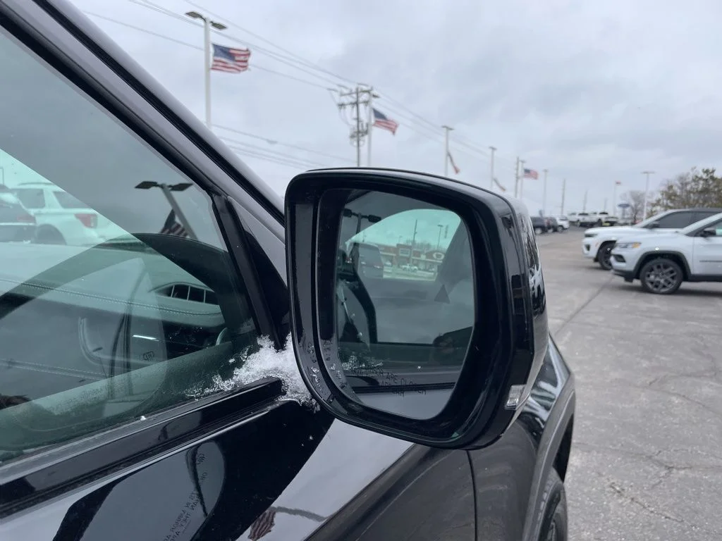 New 2026 Diamond Black Crystal Pearl-Coat Exterior Paint Jeep Altitude image 14