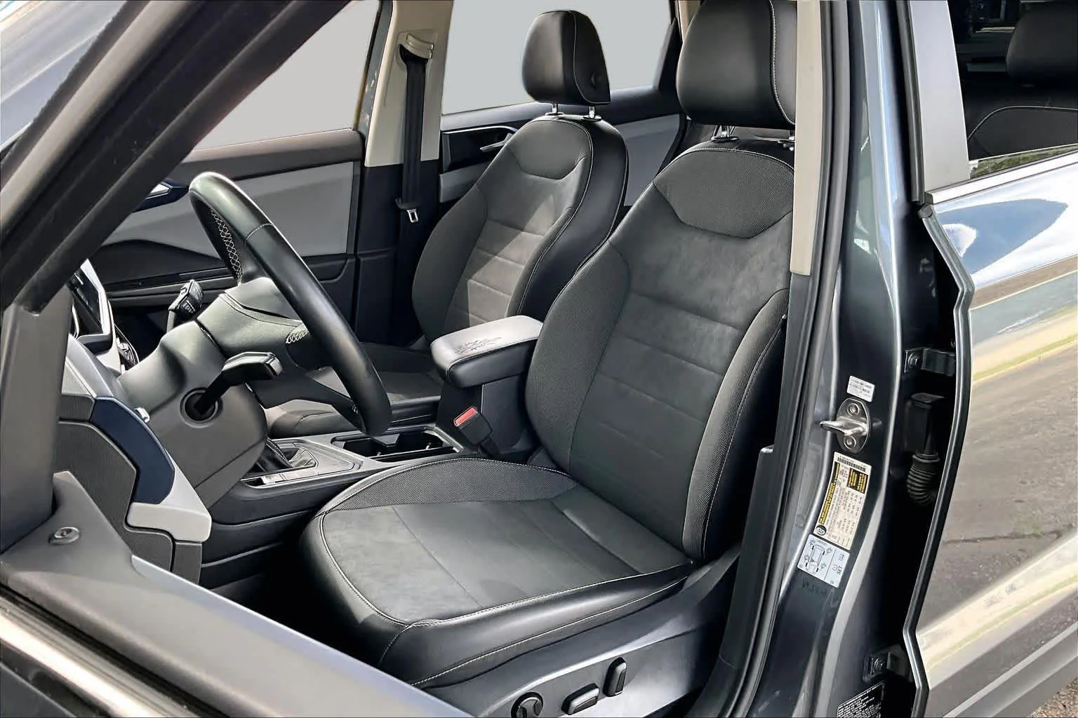 Used 2022 Platinum Gray Metallic Volkswagen SE image 8