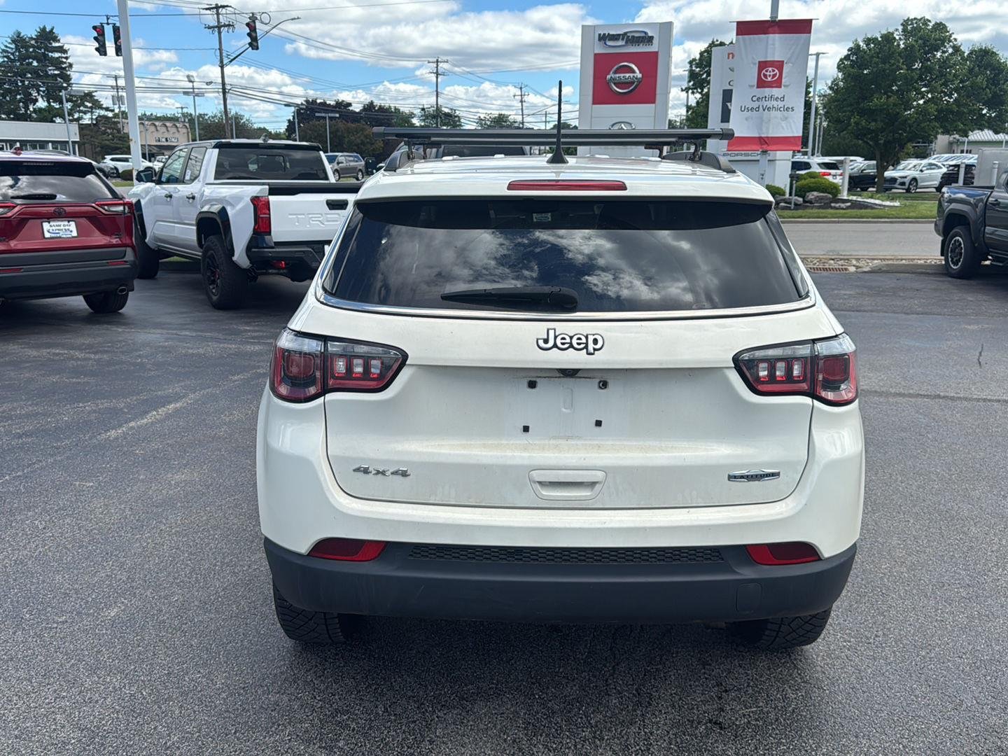 Used 2018 White Clearcoat Jeep Latitude image 5