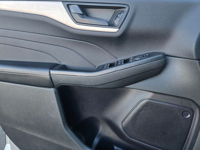 Used 2022 Silver Ford SE image 18