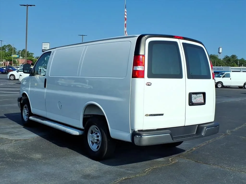 Used 2025 Summit White Chevrolet WT image 13