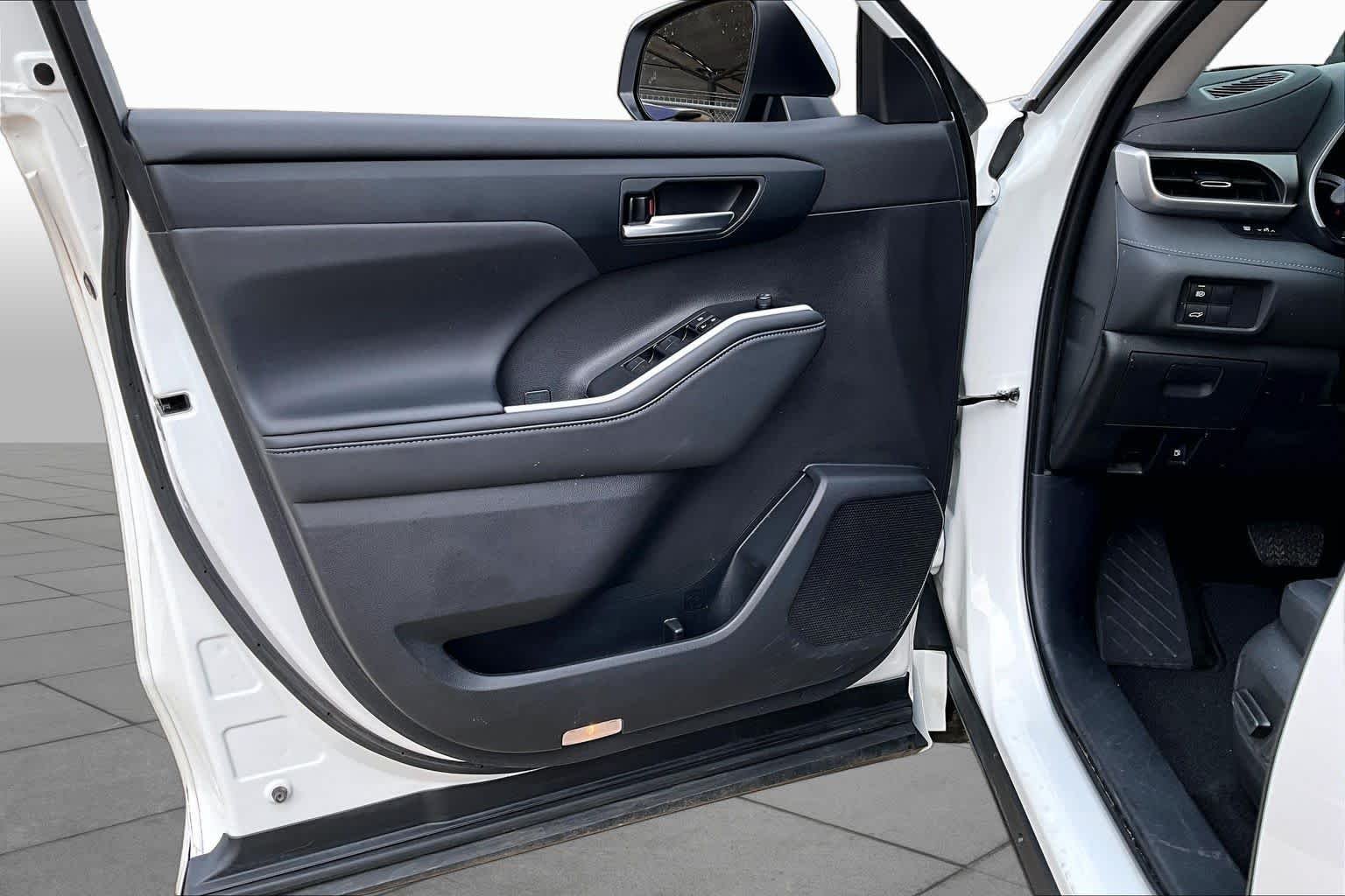 Used 2025 Wind Chill Pearl Toyota Hybrid XLE image 26