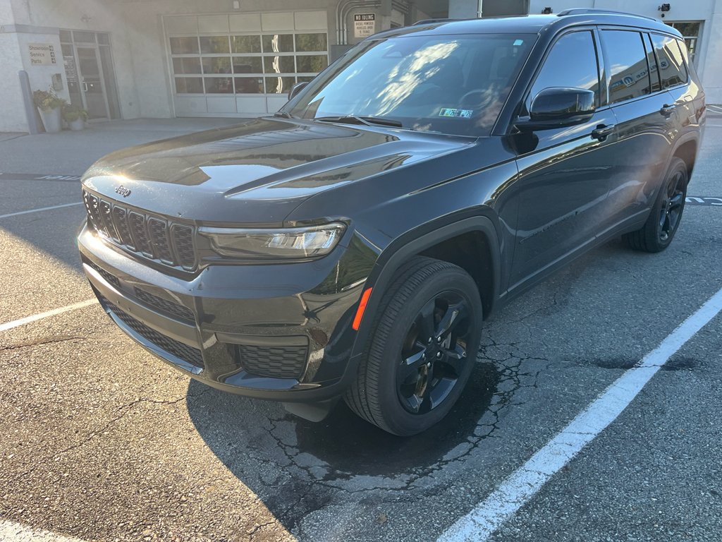 Used 2023 Diamond Black Crystal Pearlcoat Jeep Altitude image 2