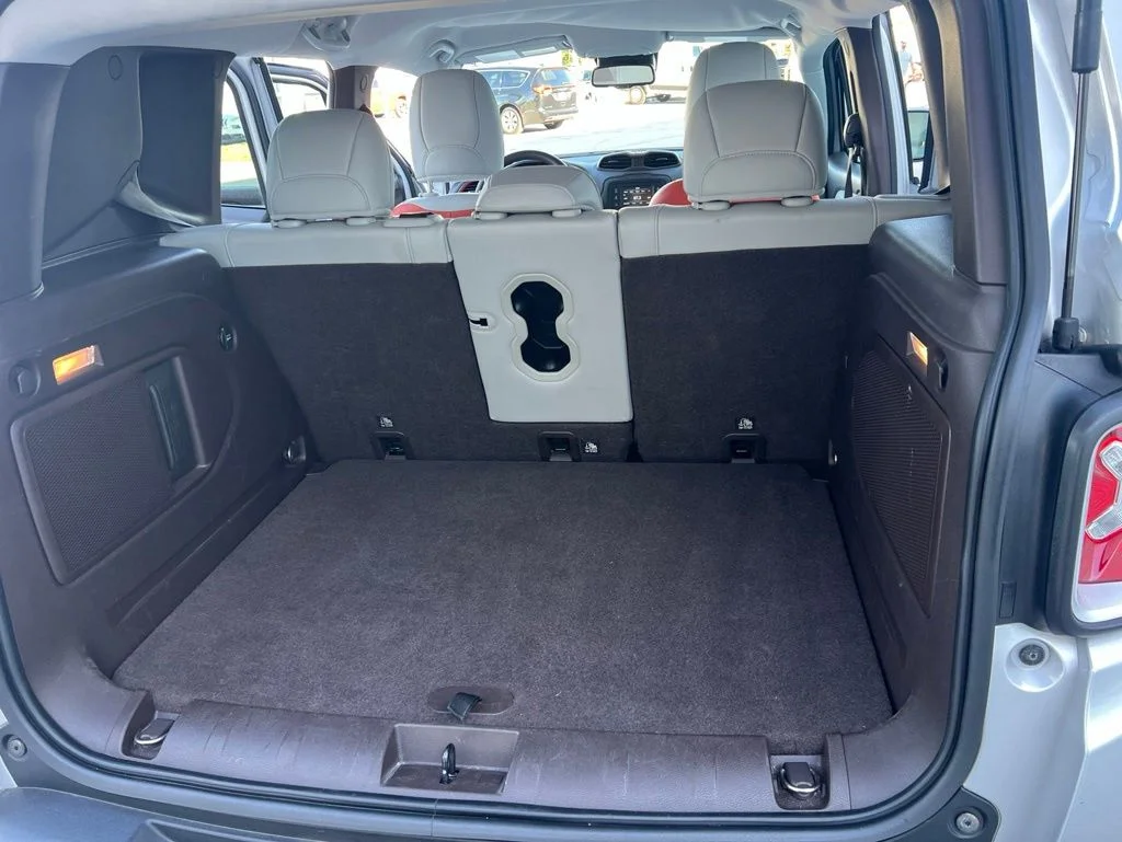 Used 2015 Silver Jeep Limited image 31