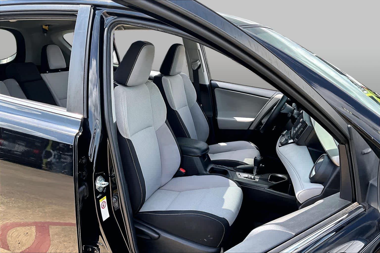 Used 2018 Black Toyota XLE image 9