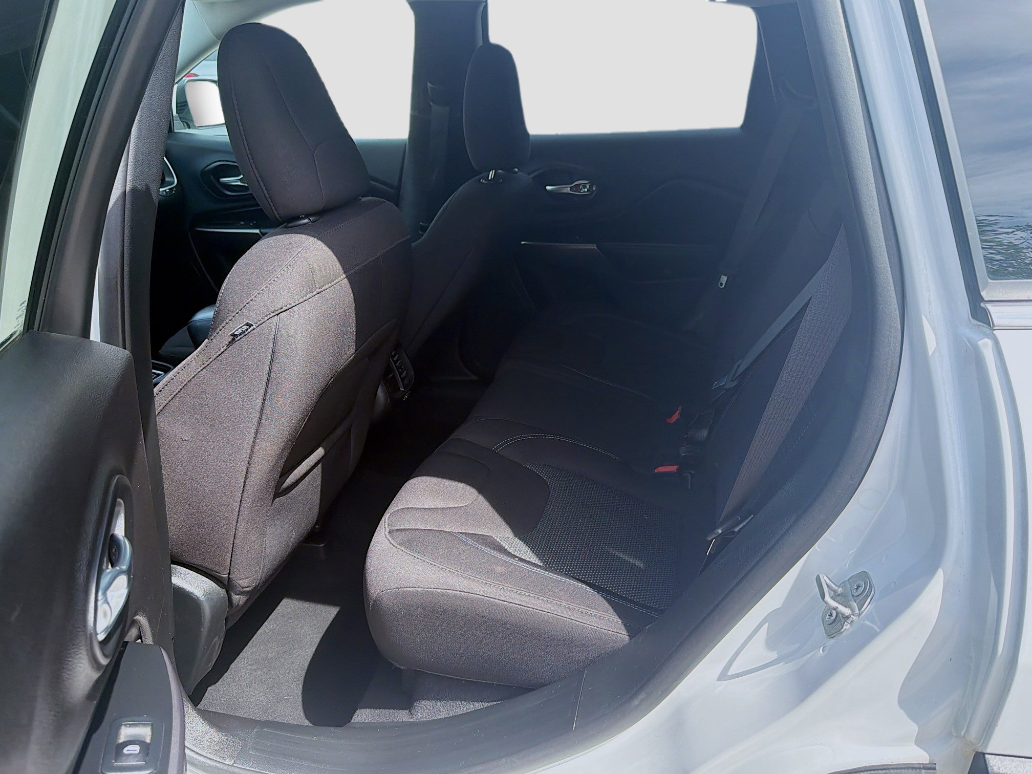 Used 2019 Bright White Clearcoat Jeep Latitude image 22
