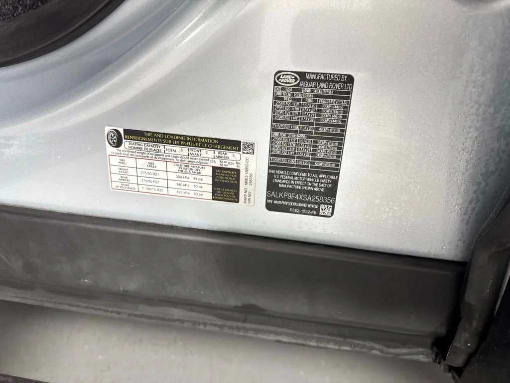 Used 2025 Hakuba Silver Metallic Land Rover SE image 35