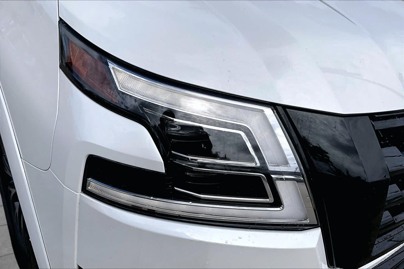 Certified Used 2023 Aspen White Tricoat Nissan SL image 26