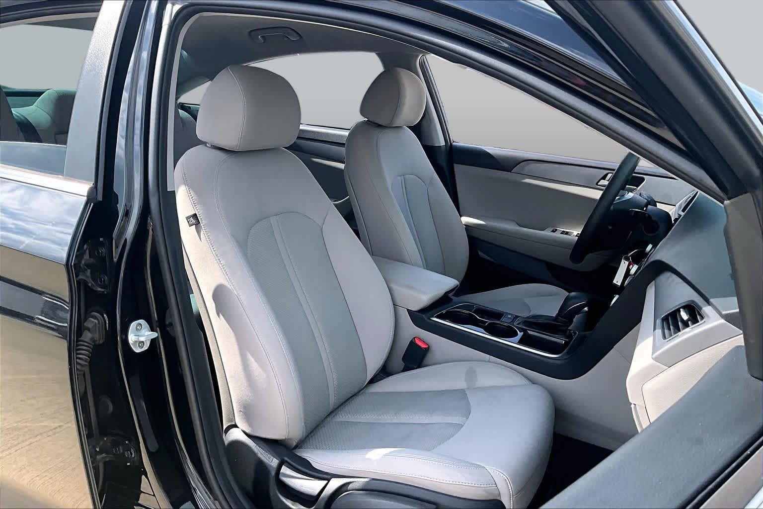 Used 2019 Phantom Black Hyundai SE image 9