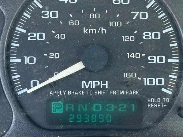 Used 2002 White Chevrolet Commercial image 3