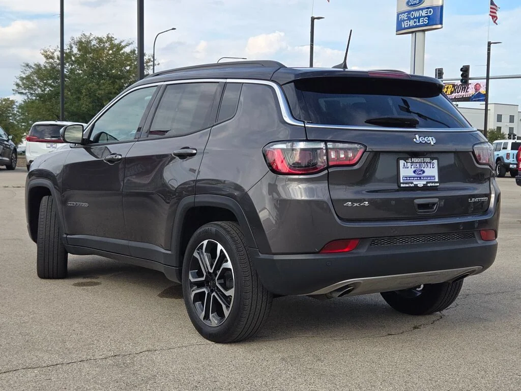 Used 2023 Crystal Metallic Jeep Limited image 12