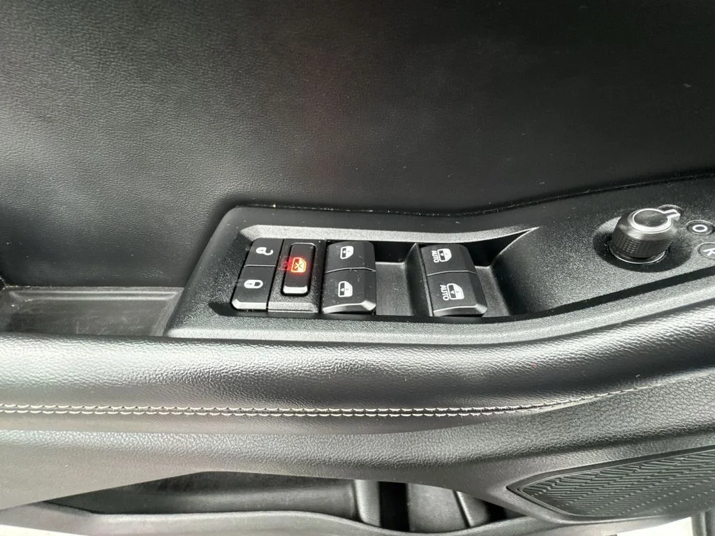 Used 2023 White/off-white Jeep Limited image 13