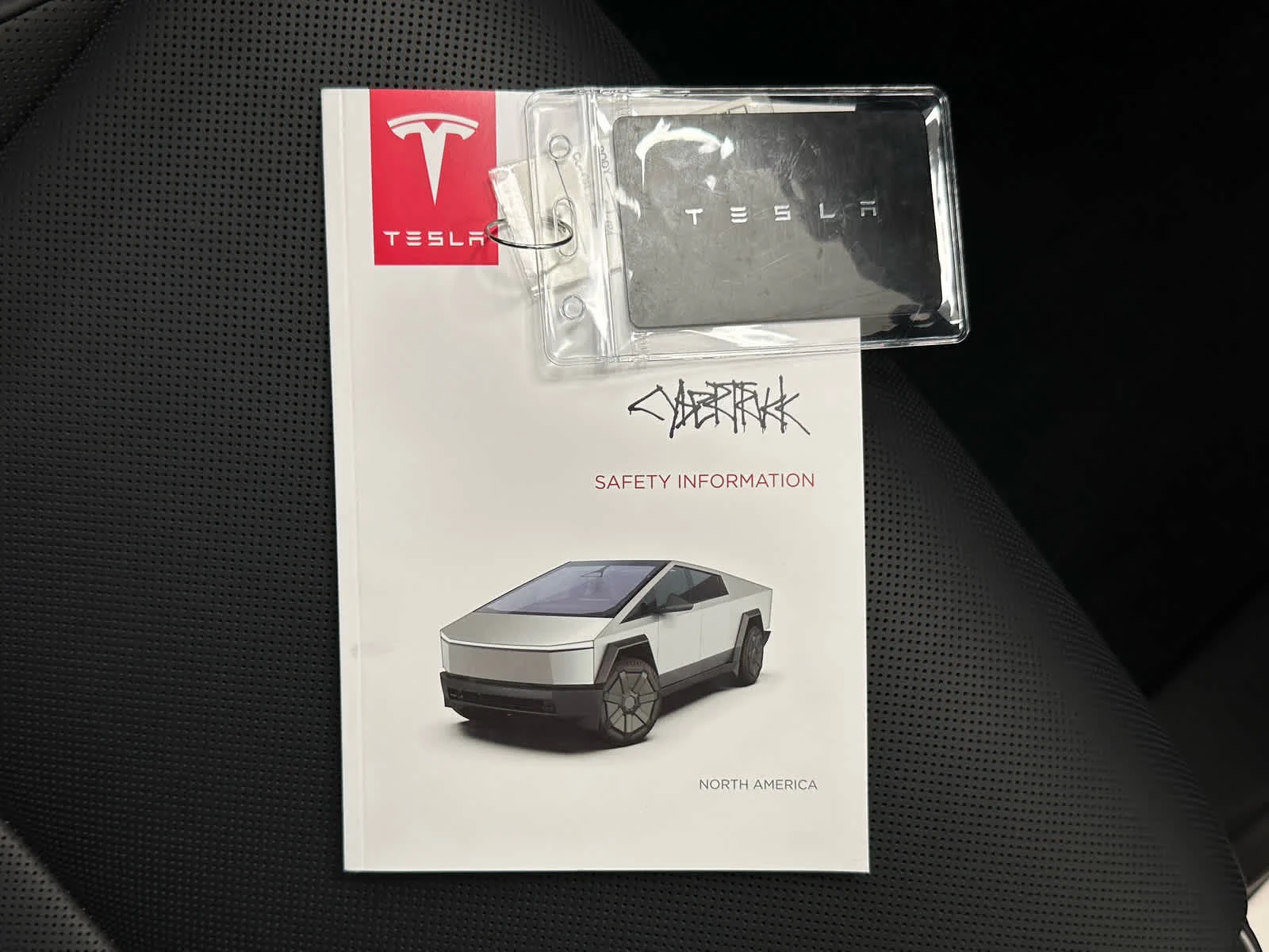2024 Tesla Cybertruck Base - Photo 36