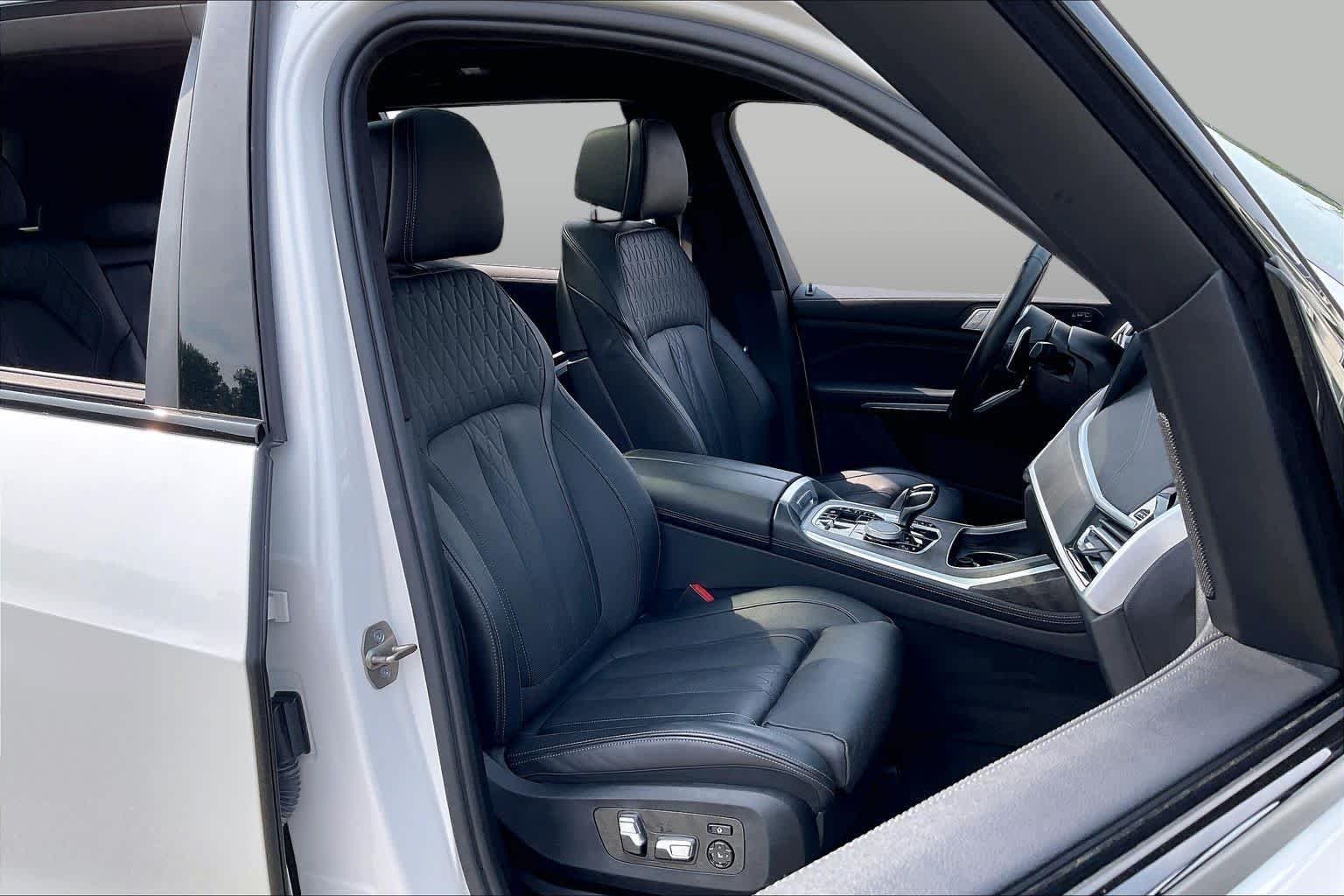 Used 2022 Mineral White Metallic BMW xDrive40i image 8