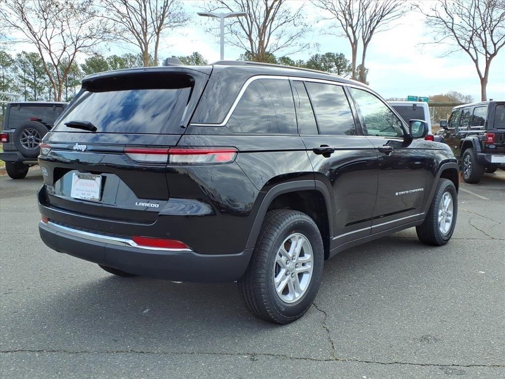 Used 2025 Diamond Black Crystal Pearlcoat Jeep Laredo image 18