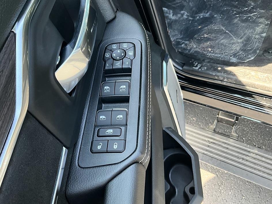 New 2026 Diamond Black Crystal Pearl-Coat Exterior Paint RAM Laramie image 13