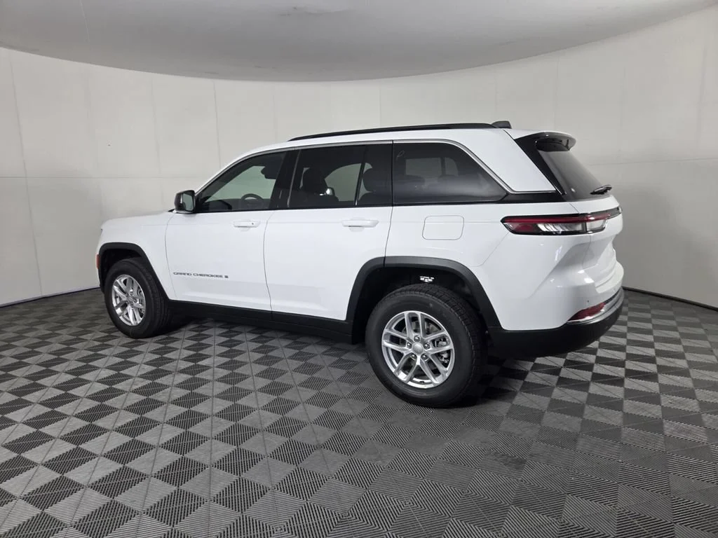 New 2026 Bright White Clear-Coat Exterior Paint Jeep Laredo X image 3