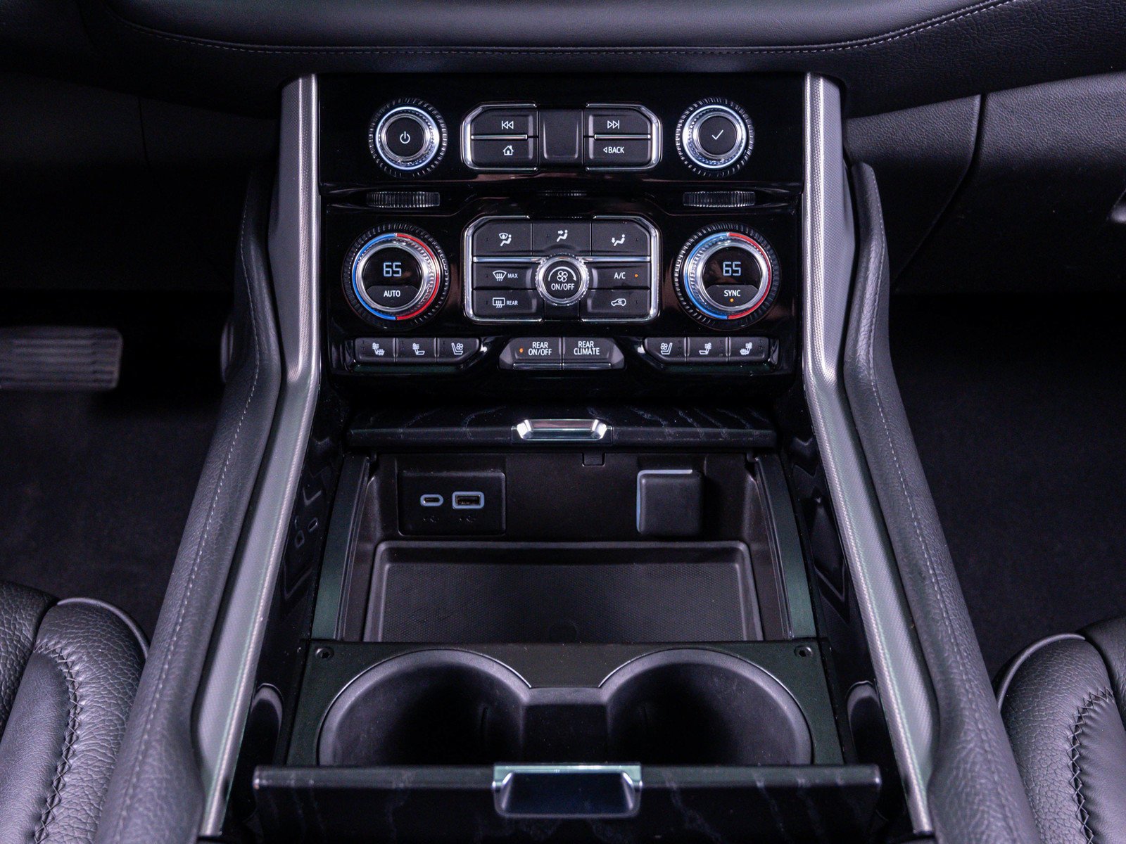 Used 2022 White Frost Tricoat GMC Denali image 30