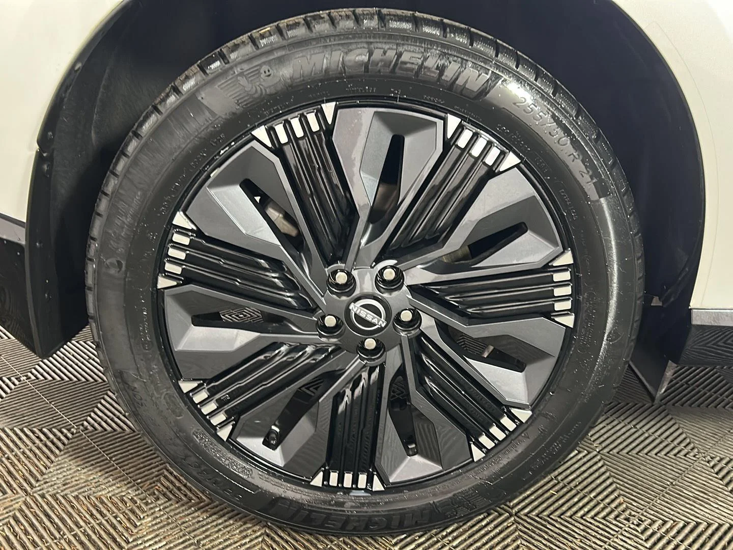 Used 2025 Everest White Pearl Tricoat Nissan Platinum image 2