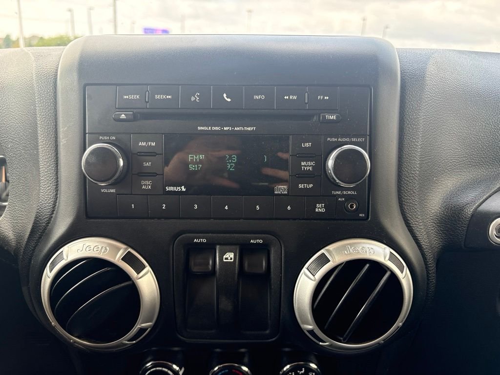 Used 2017 Granite Crystal Metallic Clearcoat Jeep Sahara image 18