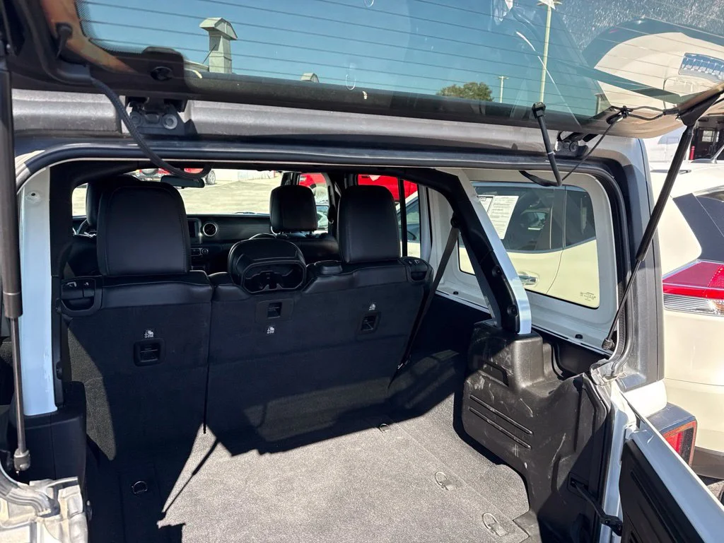 Used 2018 White Jeep Unlimited Sahara image 15