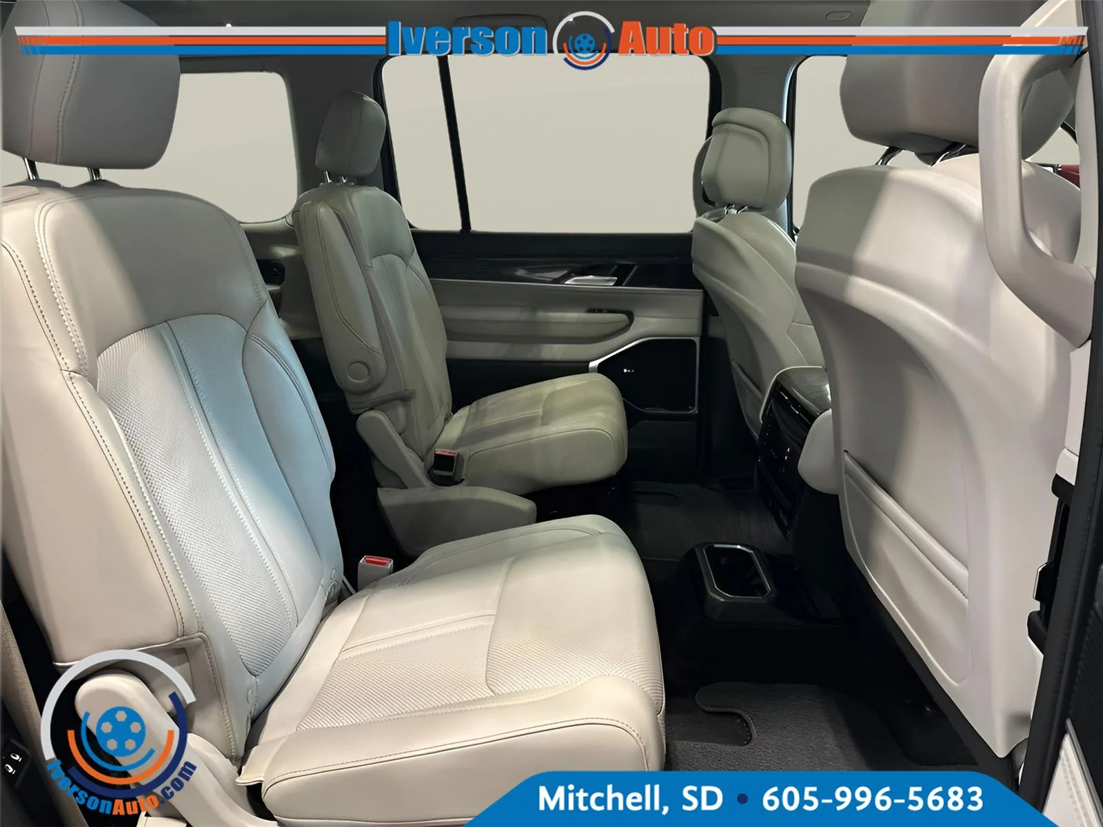 Used 2022 Velvet Red Pearlcoat Jeep Series III image 34