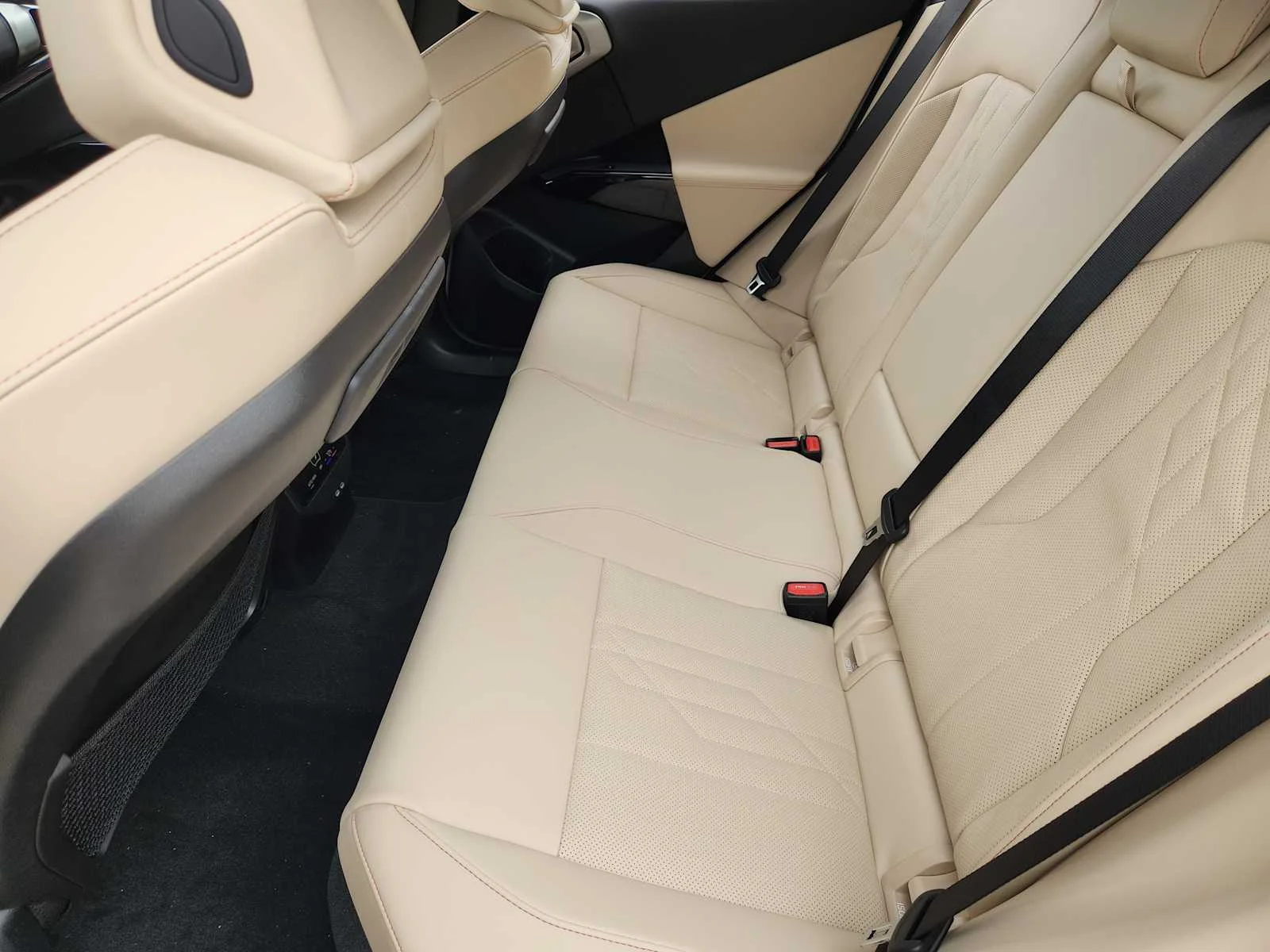New 2026 Mineral White Metallic BMW 30 xDrive image 7