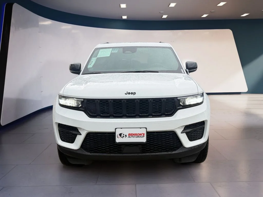 Used 2025 White Jeep Altitude image 8