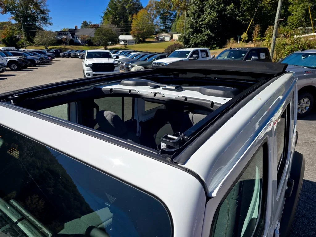 New 2027 White/off-white Jeep Sport S image 21