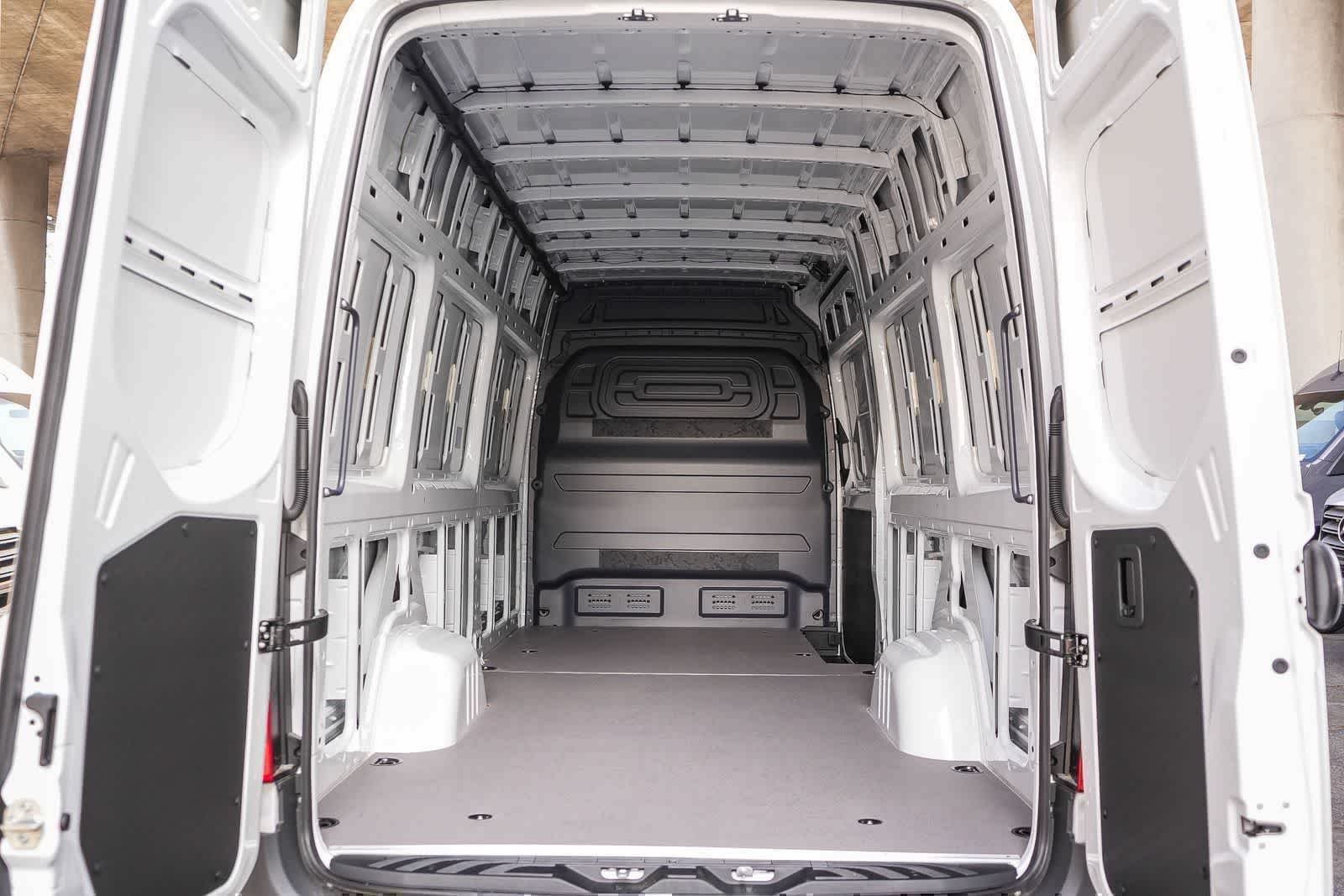 New 2025 Arctic+White Mercedes-Benz Cargo 170WB High Roof 113kW Battery RWD HO Motor image 65