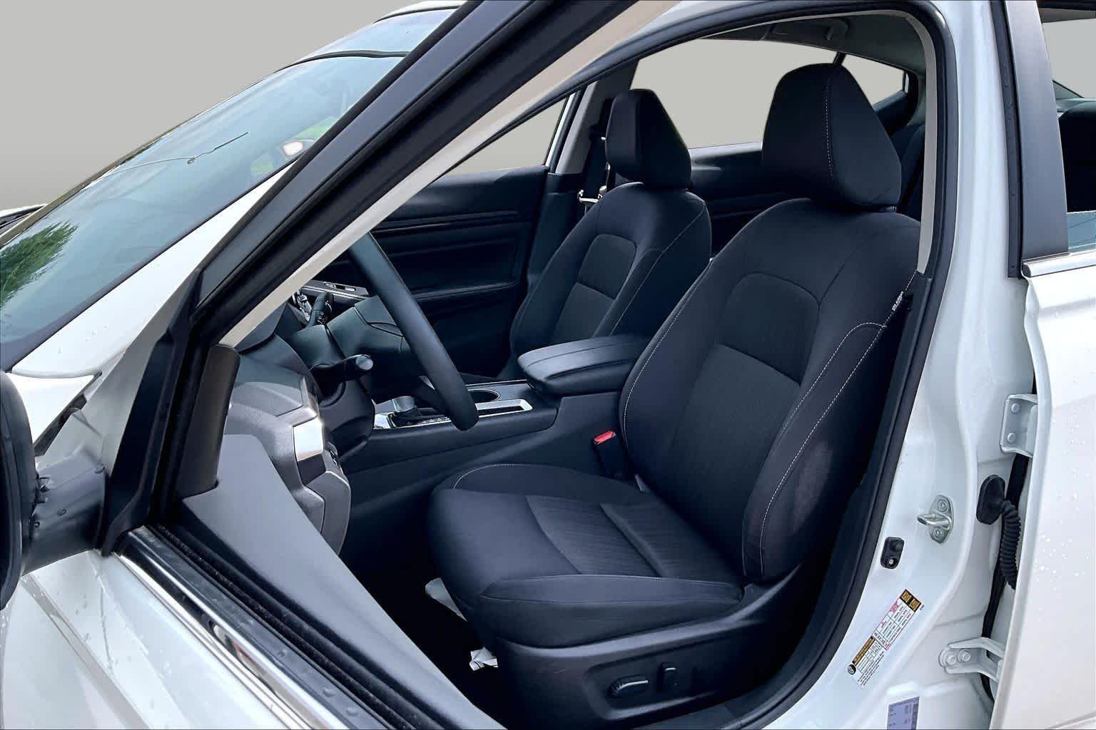 Used 2025 Glacier White Nissan SV image 8