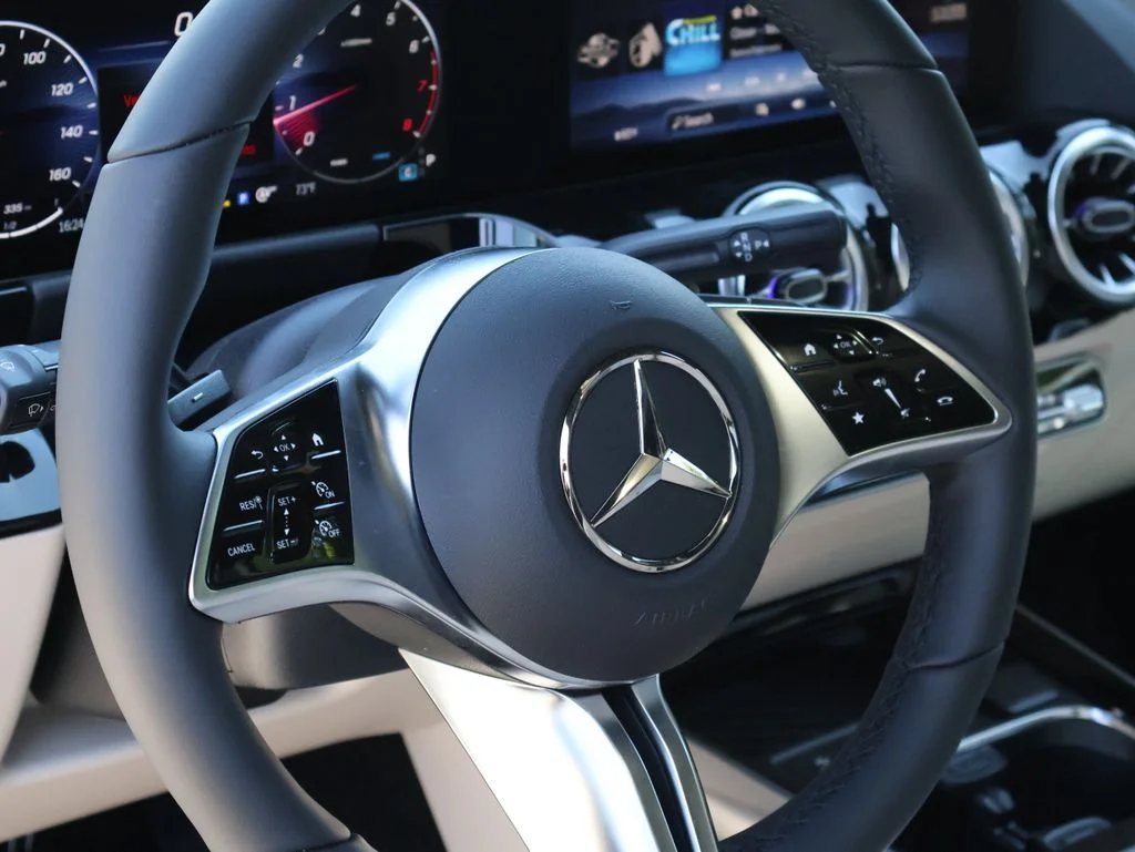 New 2026 Polar White Mercedes-Benz GLA 250 image 18