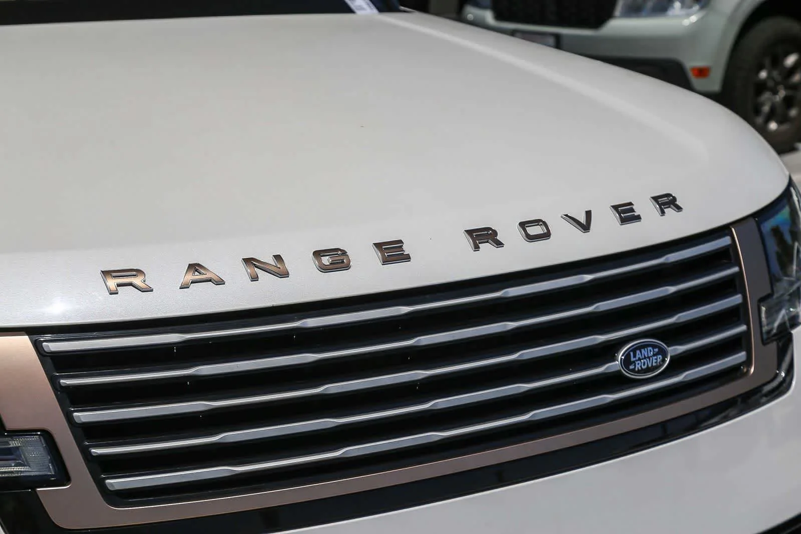 Used 2023 White Land Rover SV image 12