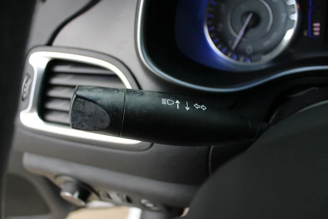 Used 2015 White Chrysler Limited image 3