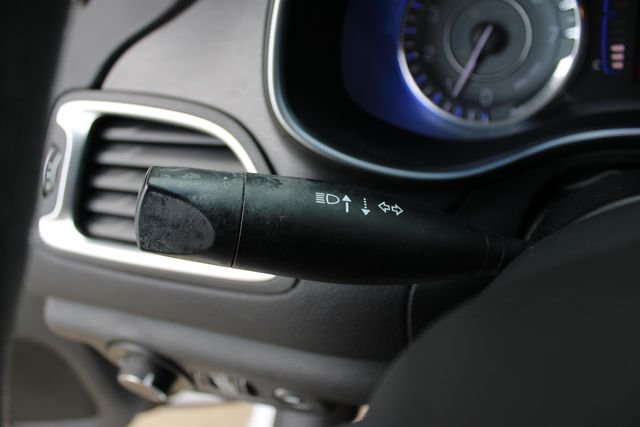 Used 2015 White Chrysler Limited image 3
