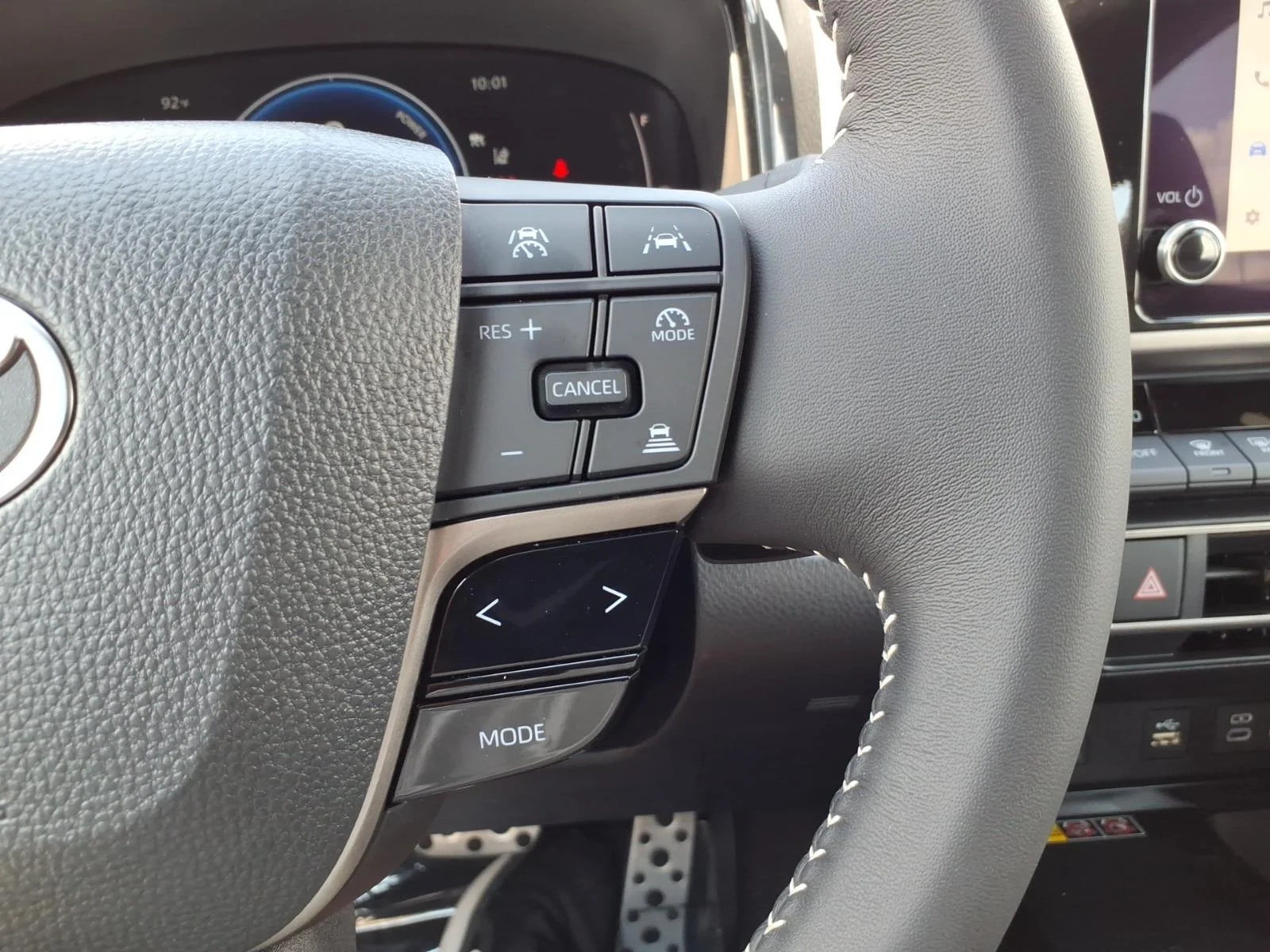 2025 Toyota Camry SE - Photo 24