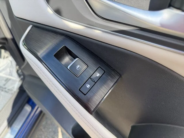 Used 2021 Blue Nissan SL image 33