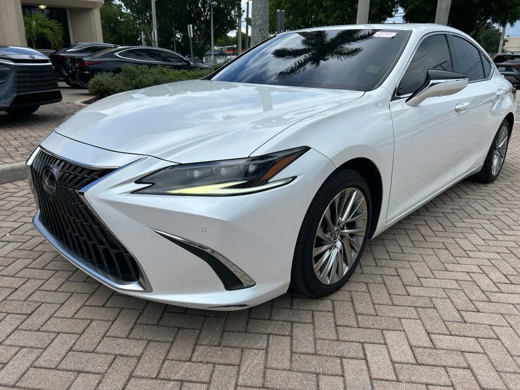 Certified Used 2022 EMINENT WHITE PEARL Lexus 300h Ultra Luxury image 7
