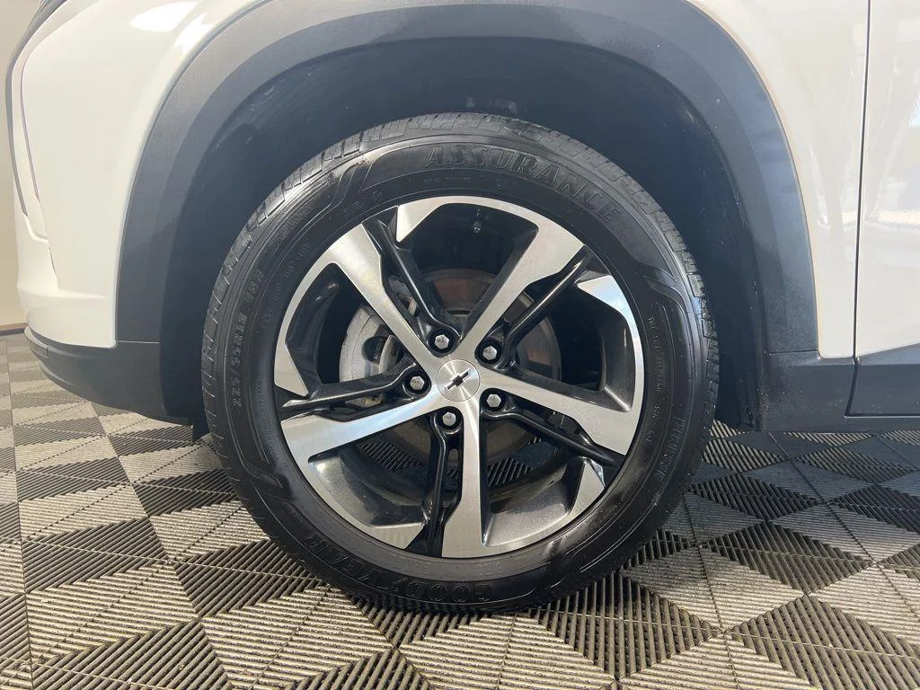 Used 2024 Summit White Chevrolet 1RS image 21