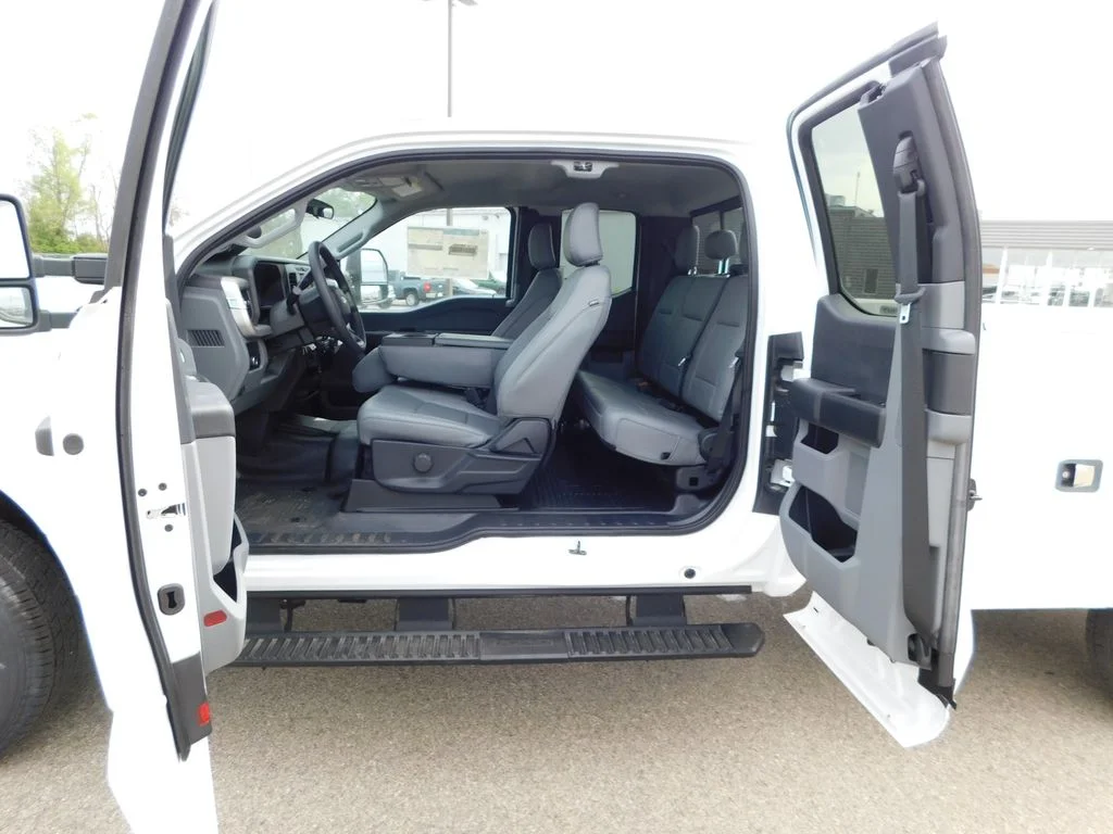 2025 Ford F-350 Super Duty Chassis Cab XL - Photo 14