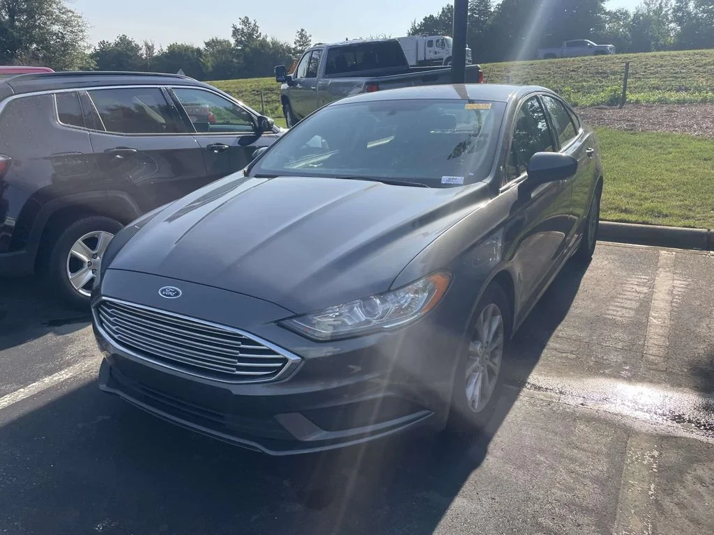 Used 2017 Magnetic Ford SE image 3