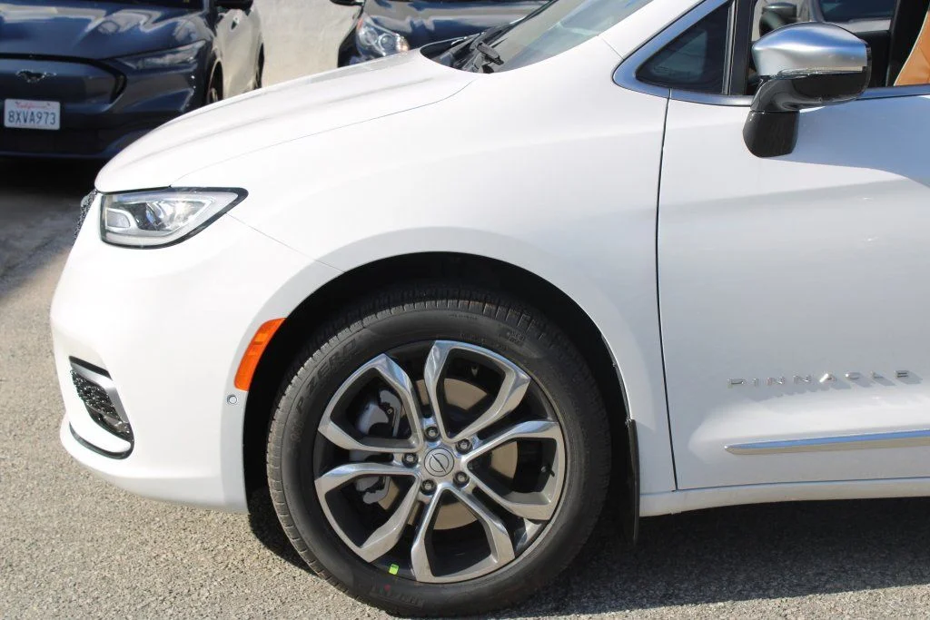 New 2026 Bright White Clear-Coat Exterior Paint Chrysler Pinnacle image 7