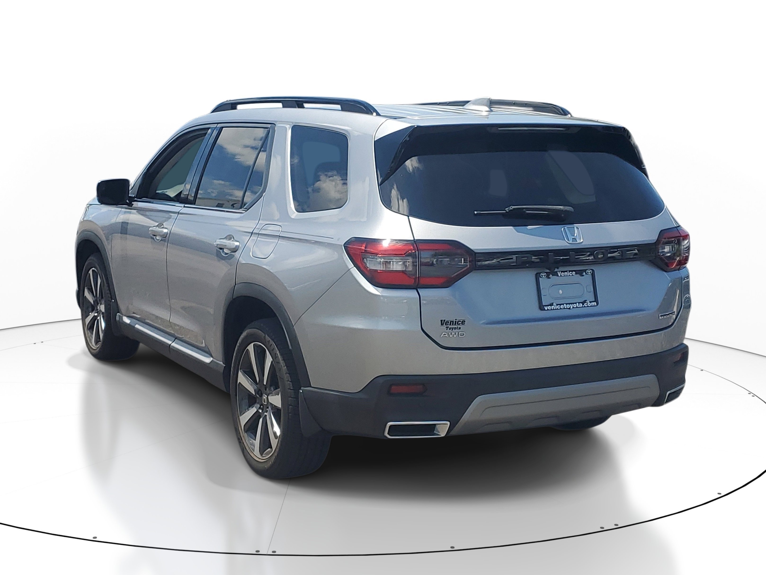 Used 2023 Lunar Silver Metallic Honda Touring image 3