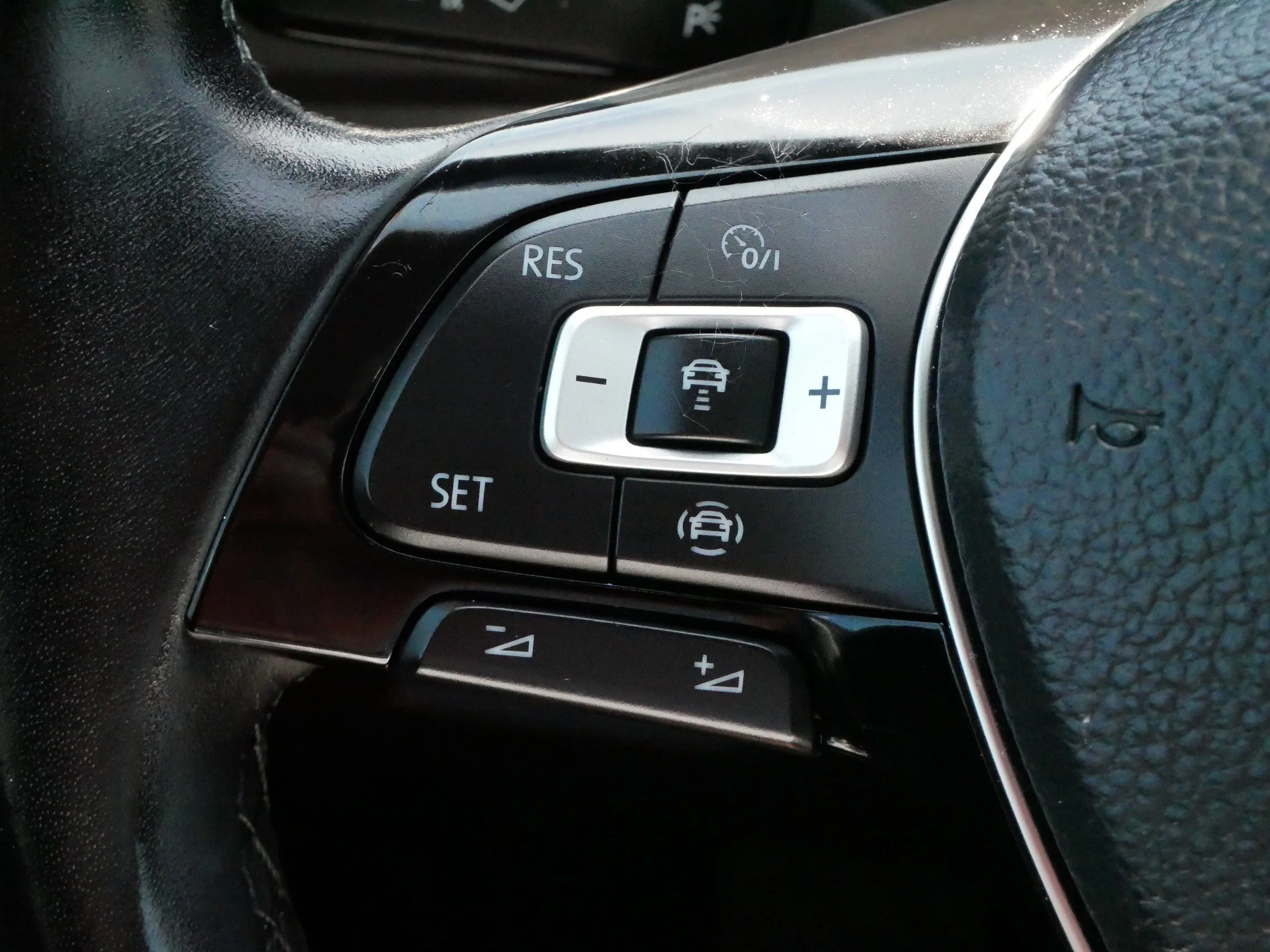 Used 2019 Platinum Gray Metallic Volkswagen SEL Premium image 26