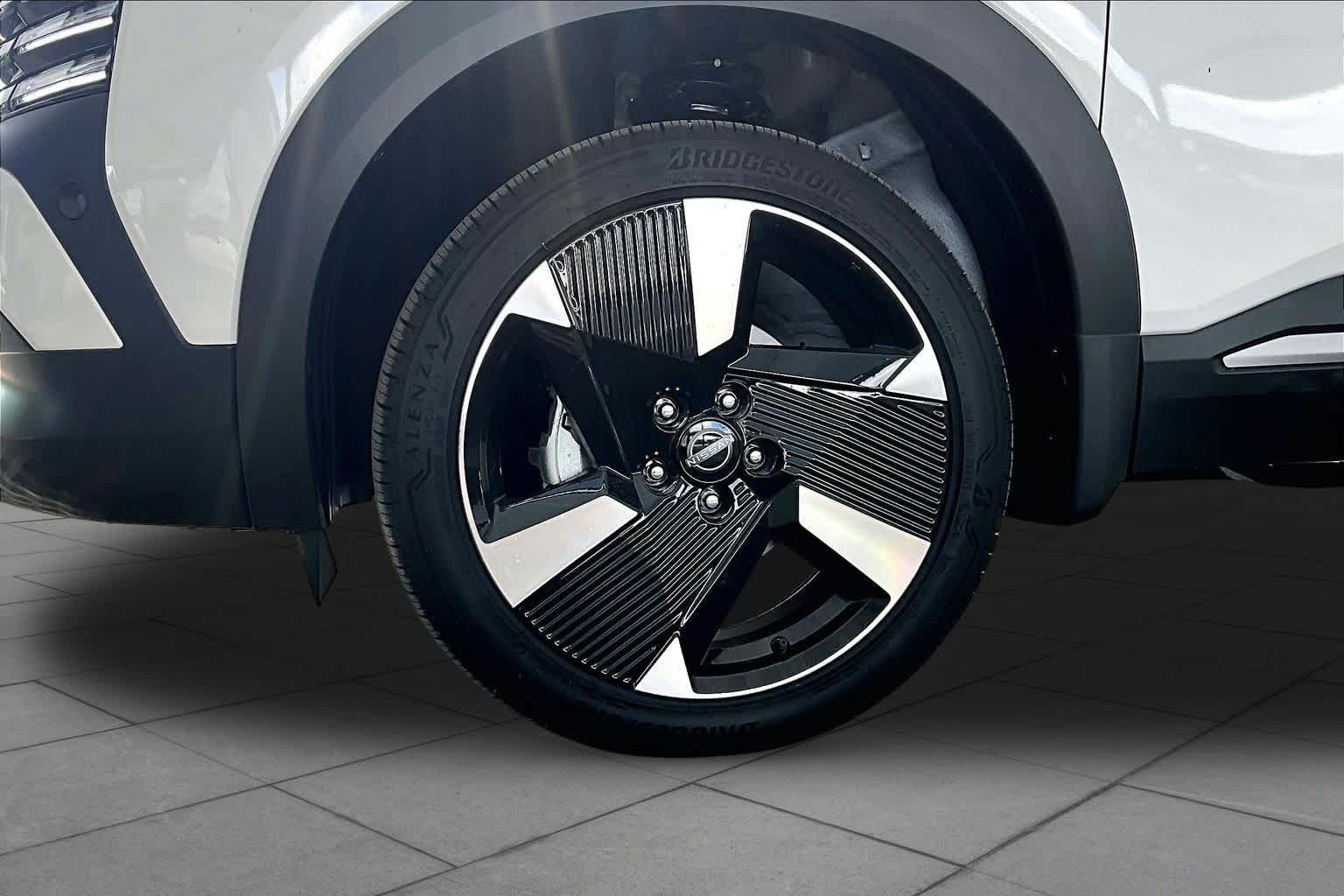 New 2026 Aspen White Tricoat Nissan SR image 9