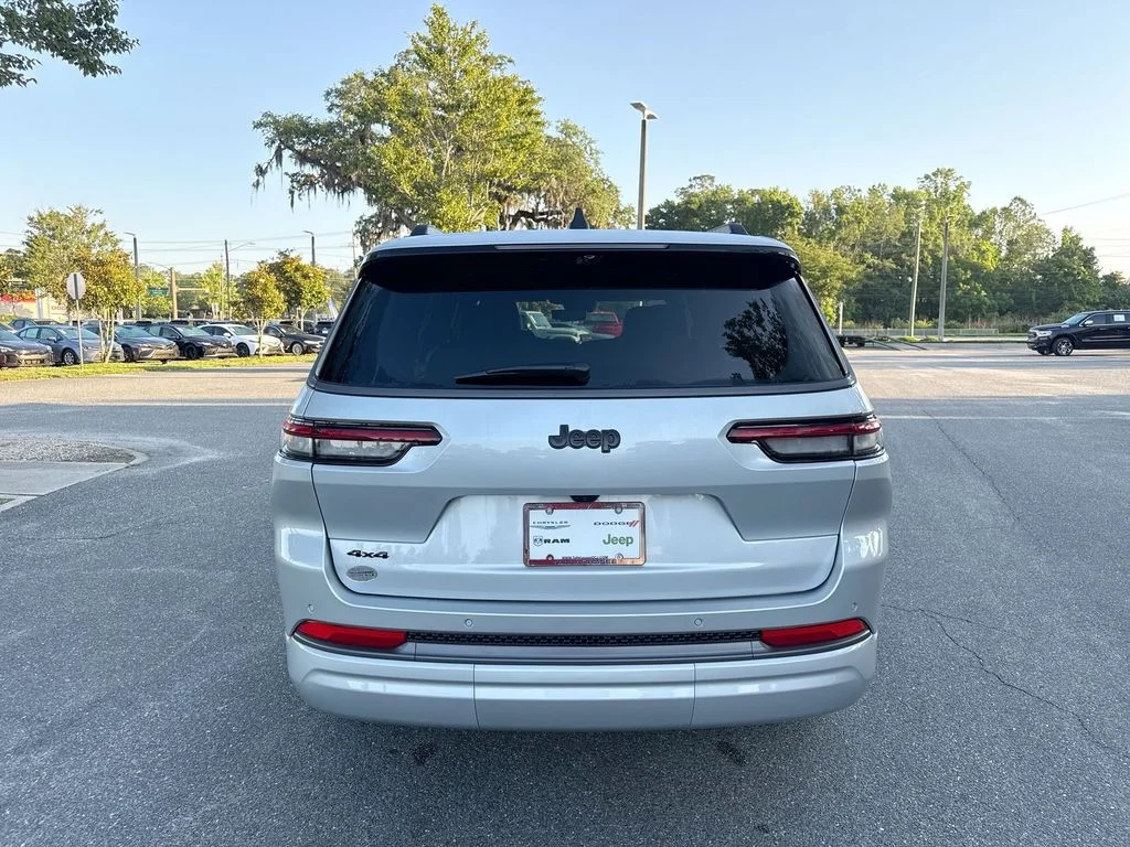 New 2026 Silver Zynith Exterior Paint Jeep Limited image 4