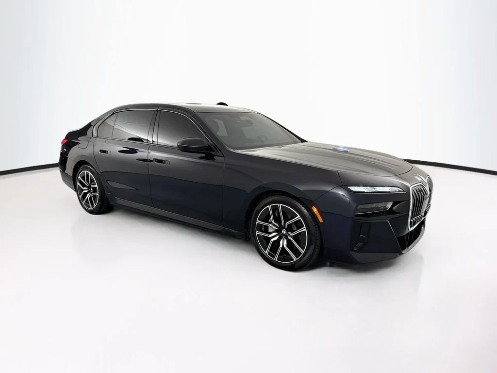 Used 2023 Black BMW xDrive60 image 3