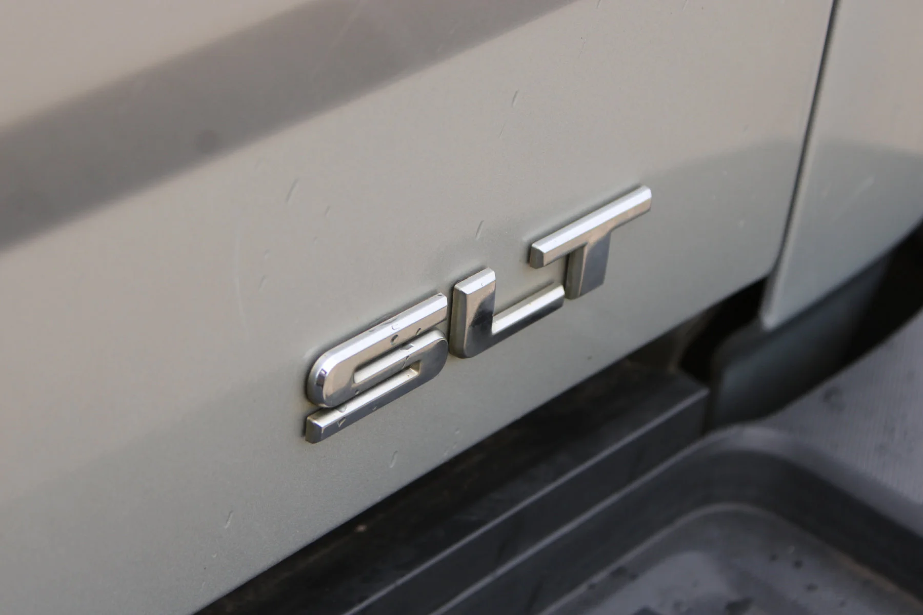 Used 2017 Quicksilver Metallic GMC 4WD Crew Cab 153.7 SLT image 24